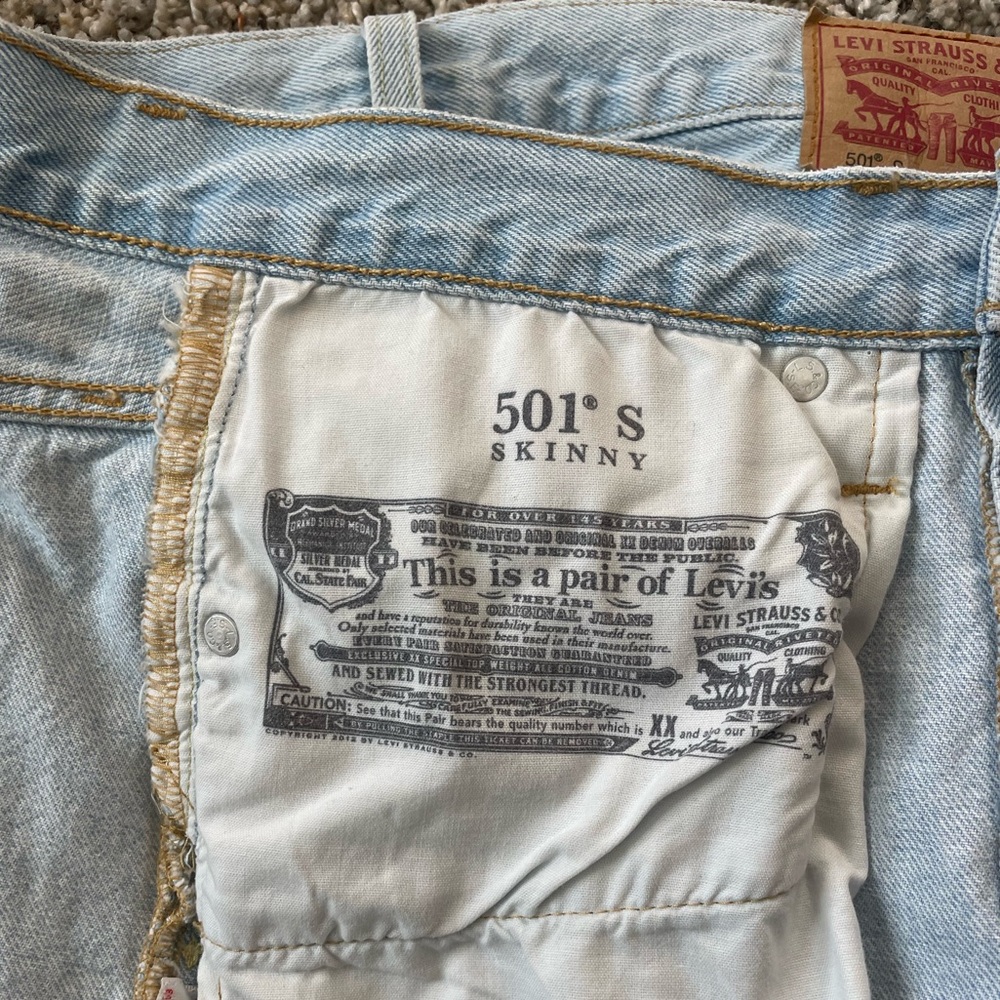 Levi's Woman’s light-wash Blue 501 Skinny Jeans Button-Fly distressed size 29 - Picture 10 of 14